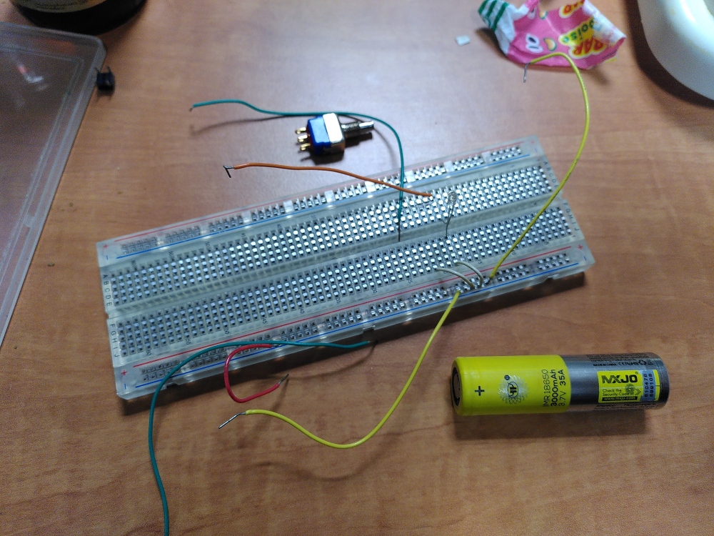 Diode électro-luminescente allumée dans un circuit réalisé sur plaque d&rsquo;essai.