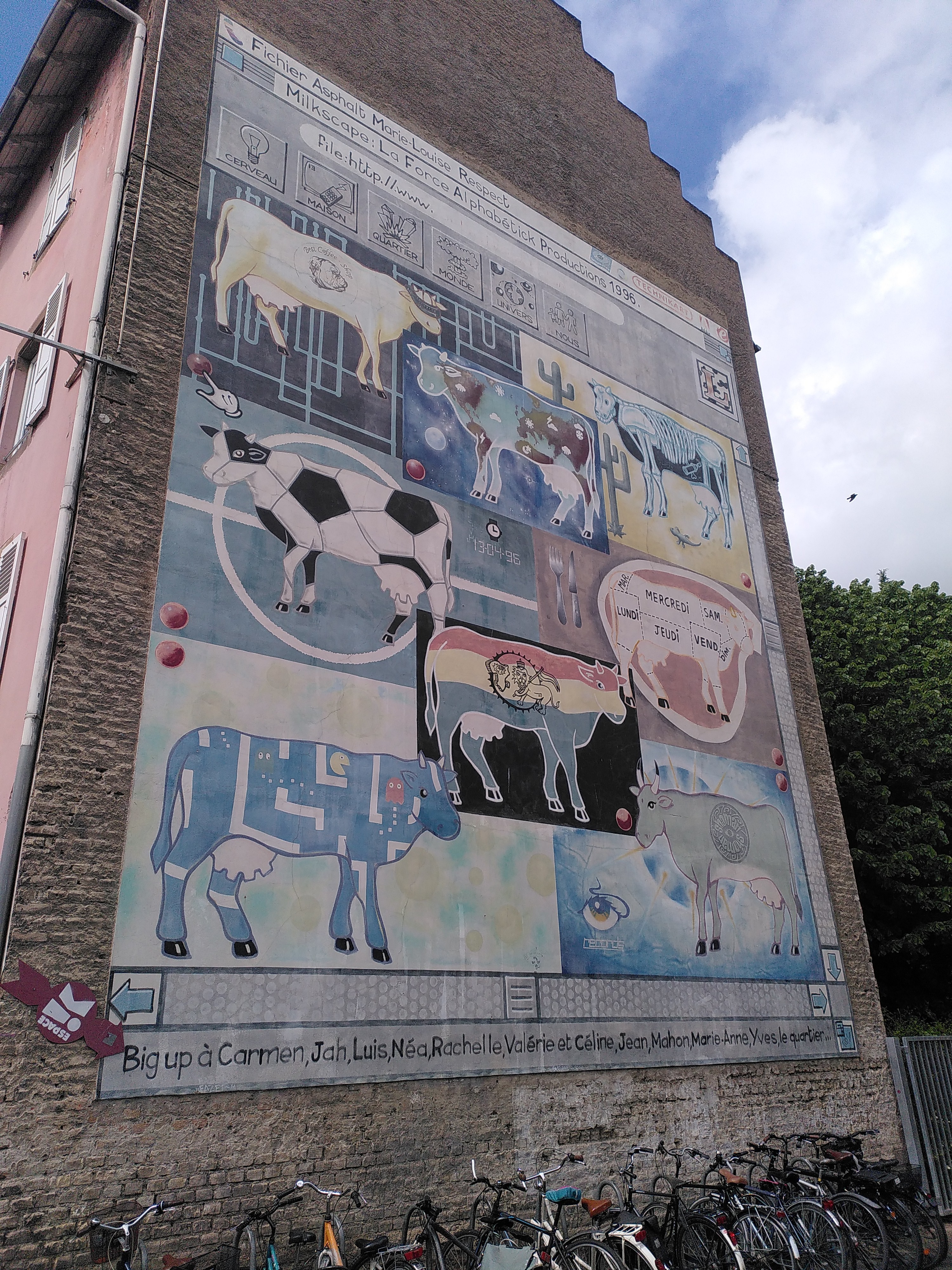 Peinture murale représentant des vaches avec différents attributs culturels