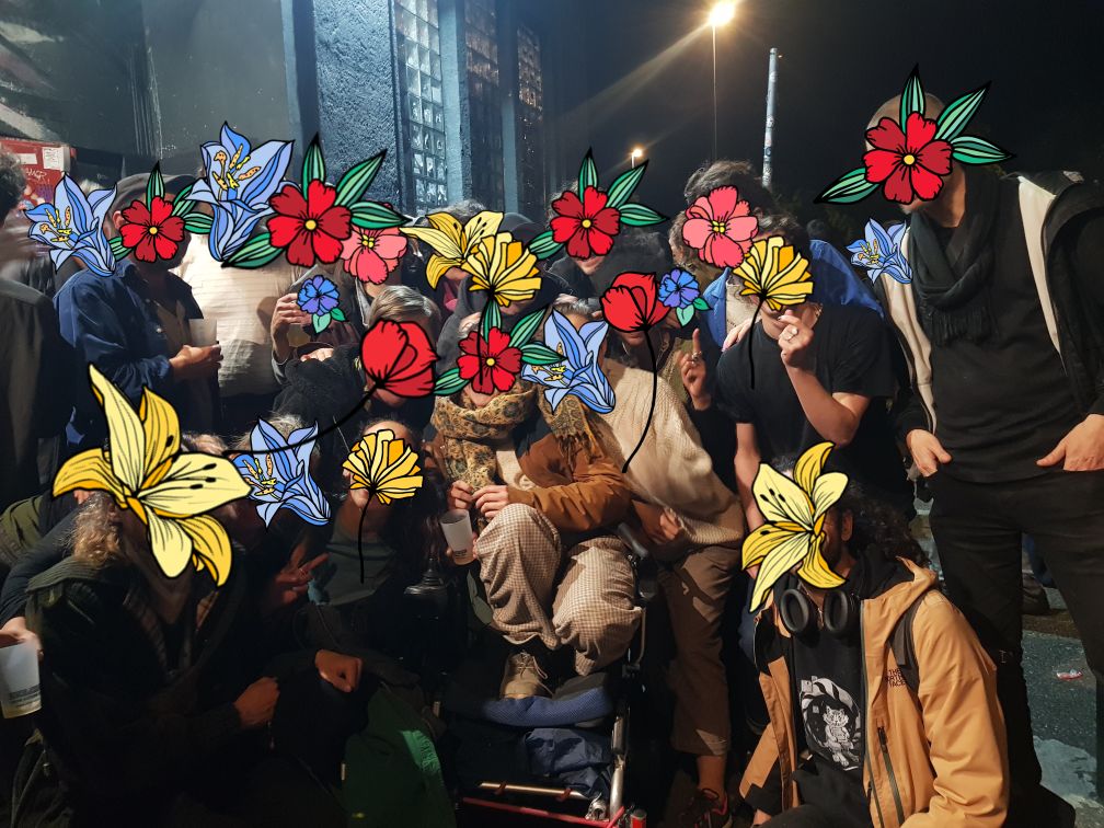 Photographie de groupe Interhack devant le Molodoi, les visages ont été masqués par des fleurs